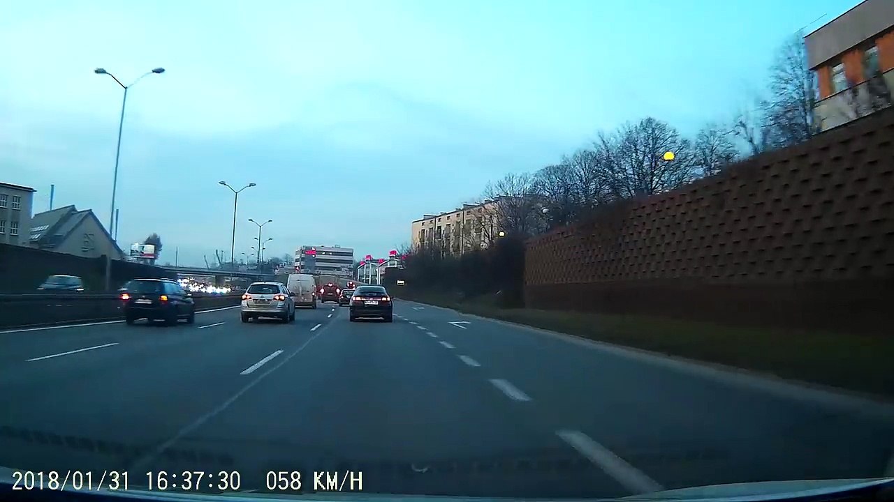 Un automobiliste sort de l’autoroute au dernier moment et provoque un gros accident en Pologne