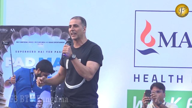 पैडमैन अक्षय कुमार ने दौड़ा दौड़ा कर मारा दिल्ली की औरतों को