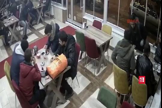 Karaman’da komiser yardımcısı E.E.,üç meslektaşıyla gittiği kokoreççide,kendileriyle ilgilenilmediğini öne sürüp, garsonu tokatladı, tartıştığı iş yeri sahibini yumruklayıp, başına tabanca doğrulttu.