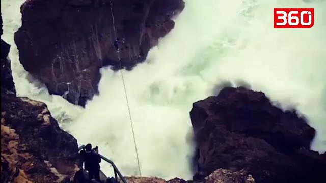 Po ecte në litar mbi shkëmbinj, valët gjigande marrin me vete sportistin (360video)