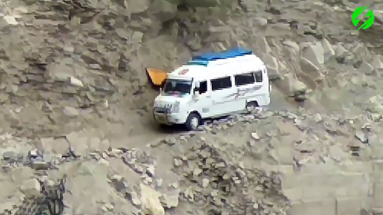 Auriez-vous le courage de rouler sur cette route de montagne?