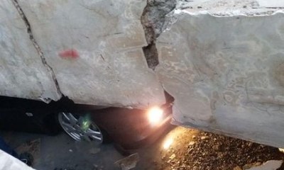 Kendaraan Tertimpa Longsor di Bandara Soetta