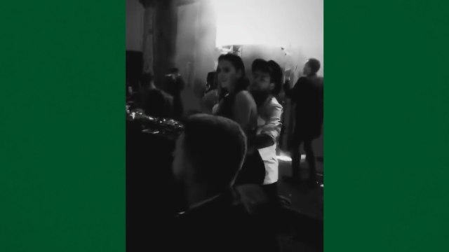 Neymar e Marquezine curtem festa do craque aos beijos