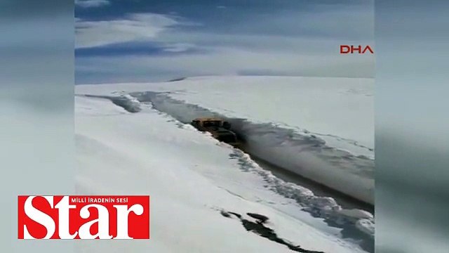Hakkari metrelerce karın bulunduğu askeri üs bölgesinin yolunu güçlükle açtılar