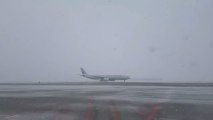 Los pasajeros graban los estragos de la nieve en el Aeropuerto Madrid-Barajas