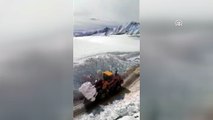 Kar kalınlığının 4 metreyi bulduğu bölgede yol açma çalışmaları - HAKKARİ