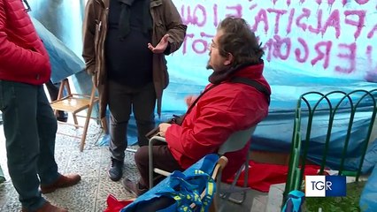 Trani: salvate dai pompieri le guardie giurate senza lavoro salite sul terrazzo del Cinema per protesta