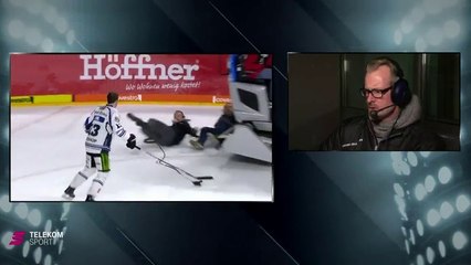Quand des joueurs de Hockey en pleine interview se font emporter par la machine qui lisse la patinoire... Douloureux
