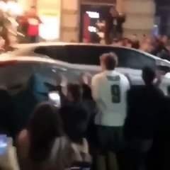 Télécharger la video: Ces fans des Eagles renversent une voiture pour fêter la victoire au Super Bowl !