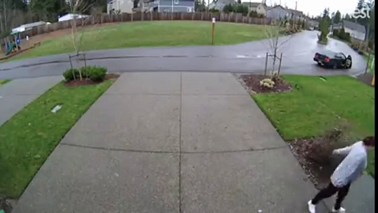 Elle se casse la jambe en volant un paquet devant une maison !! Karma