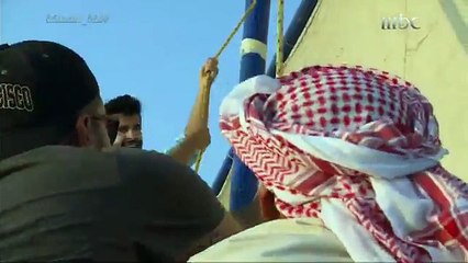 عبدالله ولؤي على متن قارب شراعي قديم في مشروع البحر الأحمر