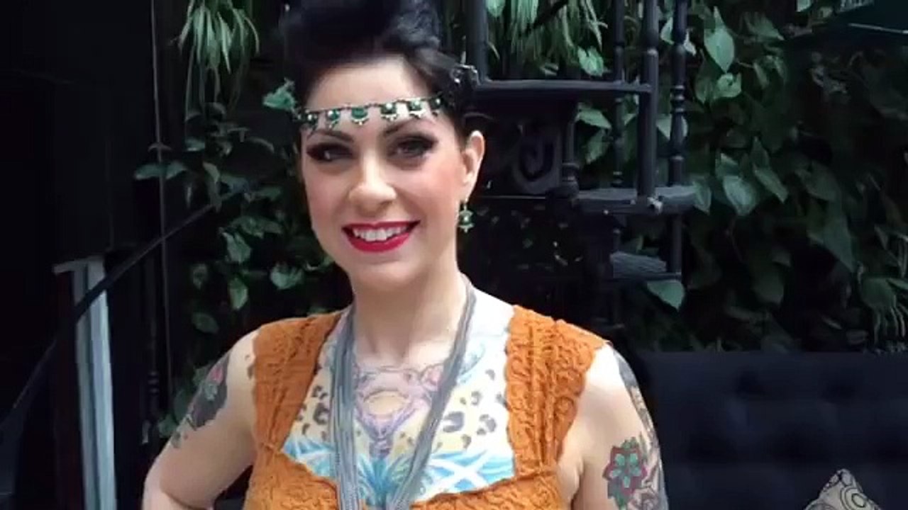 DANIELLE COLBY MANDA RECADO PARA O BRASIL