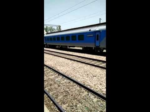 सूपरफास्ट ट्रेन गतिमान एक्सप्रेस की एक झलक