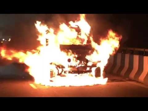 दिल्ली गुड़गांव एक्सप्रेसवे पर चलती कार में लगी आग