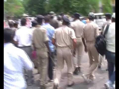 गिरफ्तारी का वीडियो बनाने पर झामुमो नेता को पीटा, लाठीचार्ज