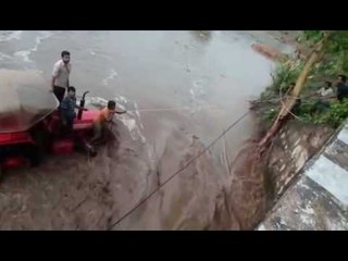 नदी में अचानक आया पानी, मुश्किल से बची लोगों की जान