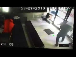 Thief stolen three boxes of gold jeweler from shop