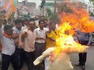 BJP burnt effigy of nasimuddin in honor of daughter
