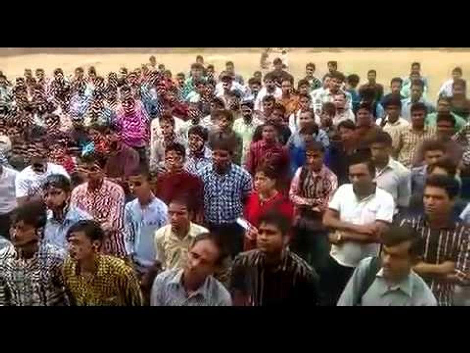 मुरादाबाद में परीक्षा सेंटर के बाहर लगी लंबी लाइन