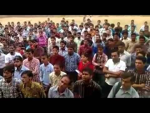 मुरादाबाद में परीक्षा सेंटर के बाहर लगी लंबी लाइन