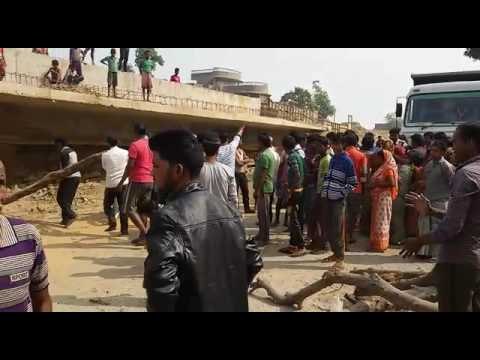 road blocked after accident in jamtara
