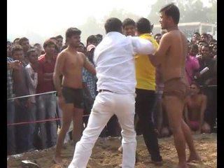 Download Video: wrestler pushed down mla on the ground in  patna