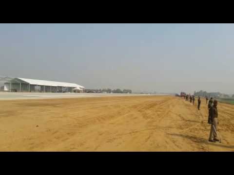 लखनऊ-एक्सप्रेस वे उतरा सुखोई, देखें फाइटर प्लेन के करतब
