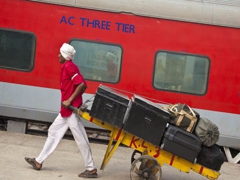 वाराणसी स्टेशन पर हेड और टेल तय करते हैं कुलियों की दिहाड़ी