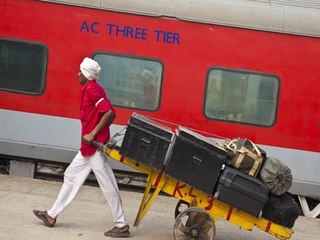 वाराणसी स्टेशन पर हेड और टेल तय करते हैं कुलियों की दिहाड़ी