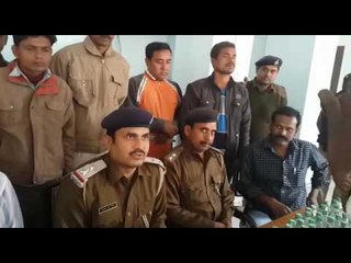 Скачать видео: bihar police caught 5 people carring 280 bottles of alcohol