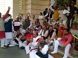 BJP MLAs supporting note ban while Congress-RJD protesting, Watch it