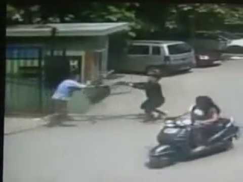 old man fight with chain snatcher in south rohini delhi