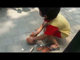 पुलिस को रिश्वत देने गुल्लक लेकर पहुंची मासूम