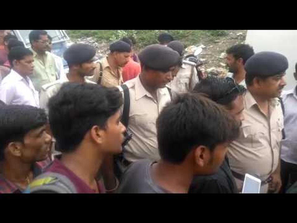 22 lakh looted from cash van in jehanabad