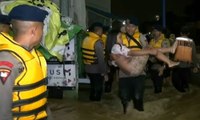 Petugas Evakuasi Sejumlah Korban Banjir di Kampung Pulo