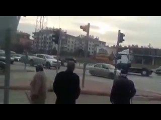 Yol Verilmediği İçin Kafayı Sıyıran Bunlada Kalmayıp Suçsuz İnsanların Hayatını Hiçe Sayan Tır Şöförü (Konya)