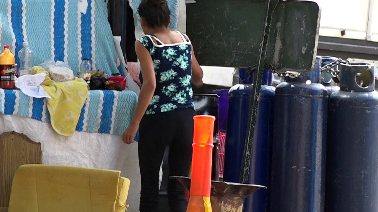Pareja de drogadictos con una bebe