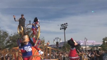 Foles celebra la victoria de los Eagles en Disney World