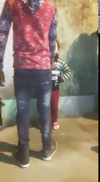 اس بچی کو ایک بار دیکھو کیا چیز ھے یه