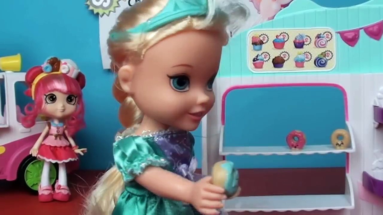 Anna and Elsa Toddlers Chocolate Mess Shopkins Sundae Food Challenge Make Ice Cream Mess Toys Dolls
