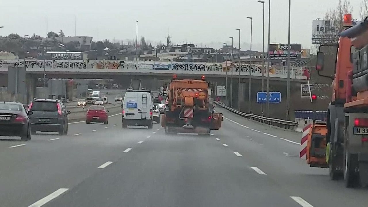 La nieve retrasa vuelos, corta 350 vías y deja sin clase a miles de alumnos