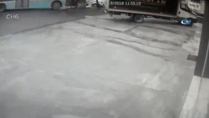 Kontrolden Çıkan Otobüs Otomobili Böyle Sürükledi