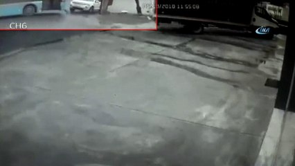 Kontrolden çıkan özel halk otobüsü otomobili böyle sürükledi