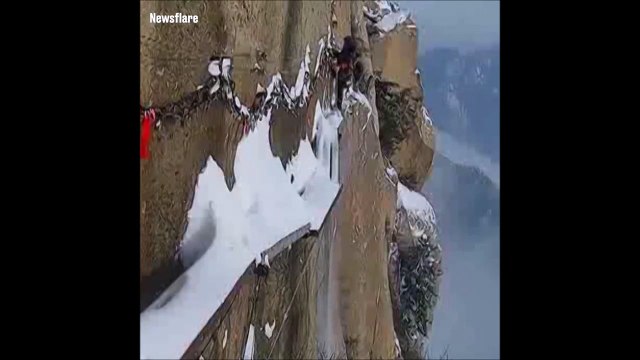 Son travail : déneiger un chemin accroché à la paroi à plus de 2500m de haut... vertigineux
