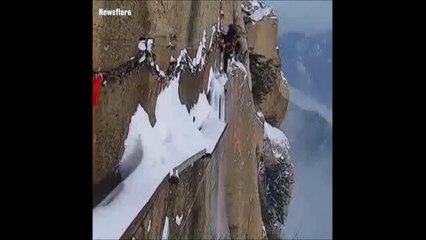 Son travail : déneiger un chemin accroché à la paroi à plus de 2500m de haut... vertigineux