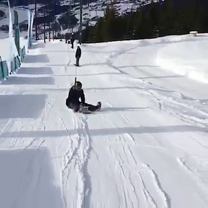 Quand tu ne maitrises pas totalement le tire-fesse au ski... Honte