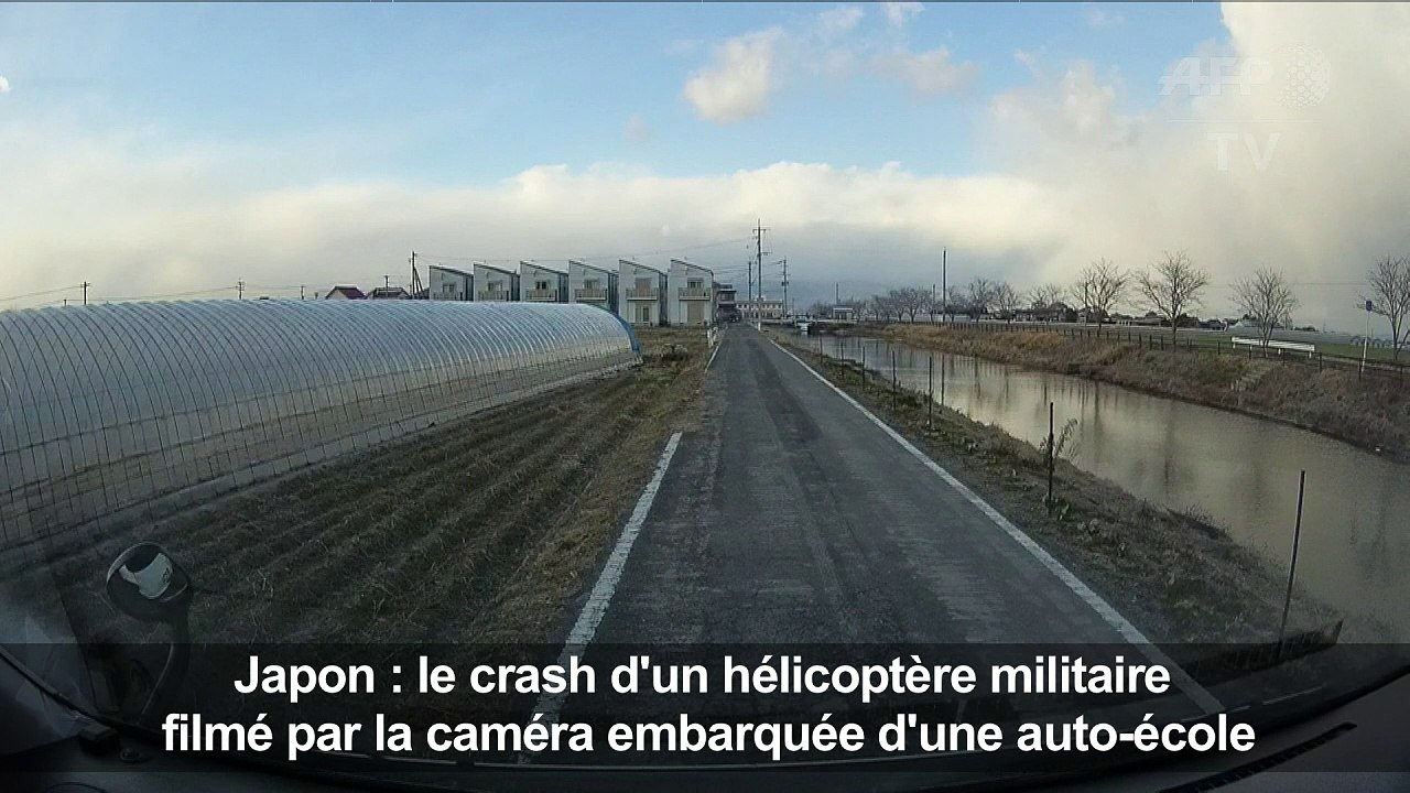 Images du crash d'un hélicoptère de l'armée au Japon