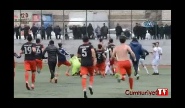Amatör maçta futbolcuların tekme tokat kavgası kamerada