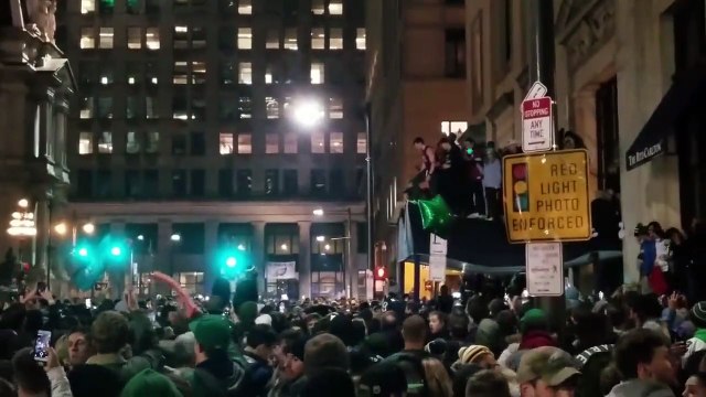 La devanture de l’hôtel Ritz-Carlton s’effondre sous le poids des supporters