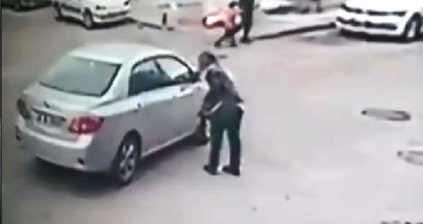 Otomobille Takip Ettiği Kadına Tacizde Bulunup Yerde Sürükledi